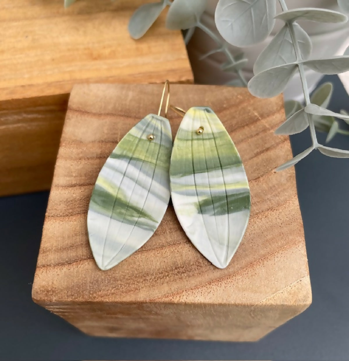Boucles d’oreilles en porcelaine vert/blanc, motif rayé, crochets dorés