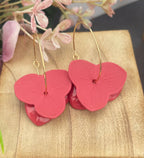 Boucles d’oreille en porcelaine, fleurs rouges pendantes sur anneaux dorés