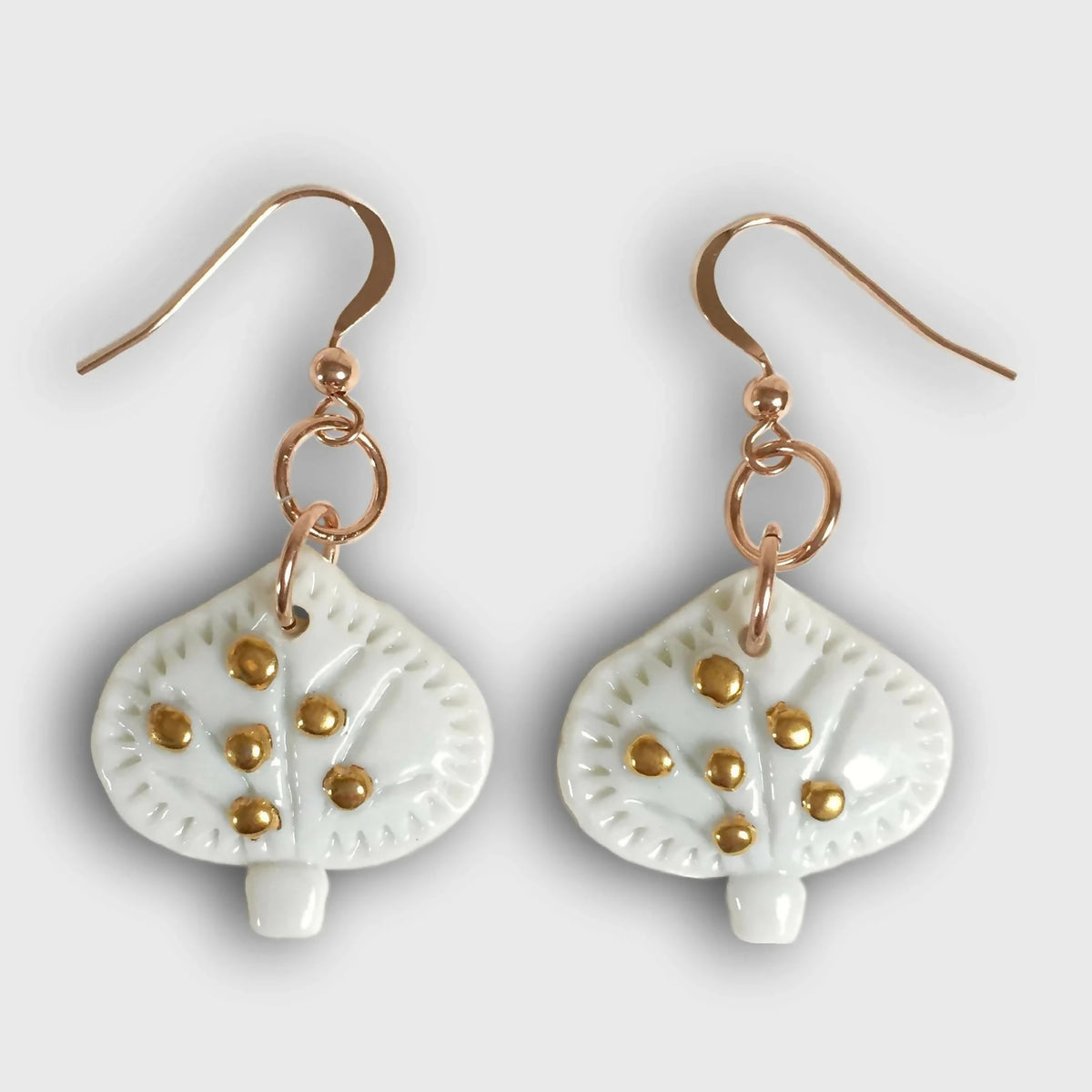 Boucles d’oreilles arbres de vie : pendentifs blancs ronds, détails dorés, crochets laiton