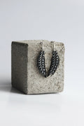 Boucles d’oreilles « Épis Noirs » noires, forme arquée, ornées de strass