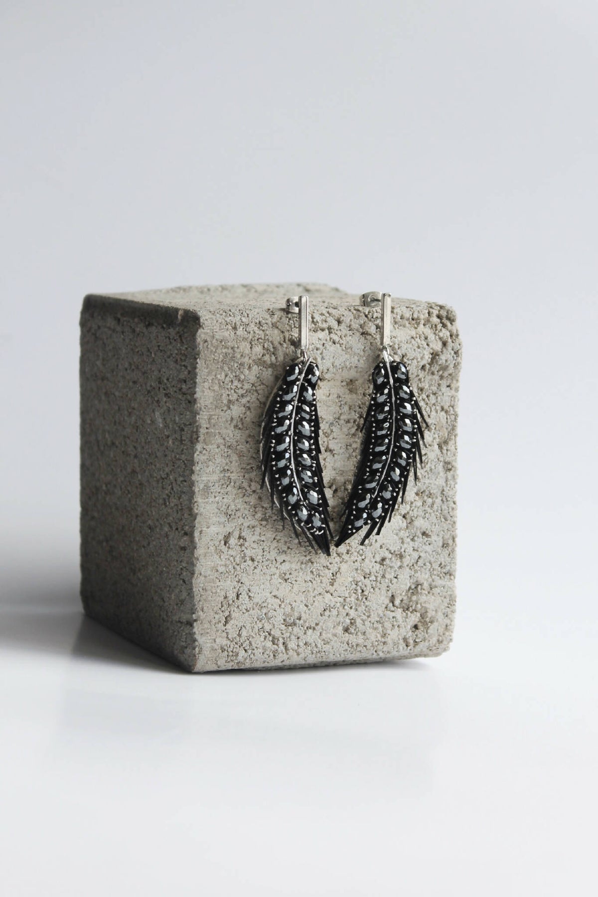 Boucles d’oreilles « Épis Noirs » noires, forme arquée, ornées de strass