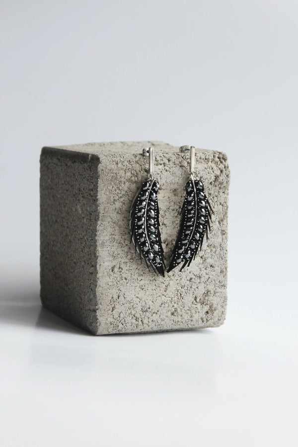Boucles d’oreilles « Épis Noirs » noires, forme arquée, ornées de strass