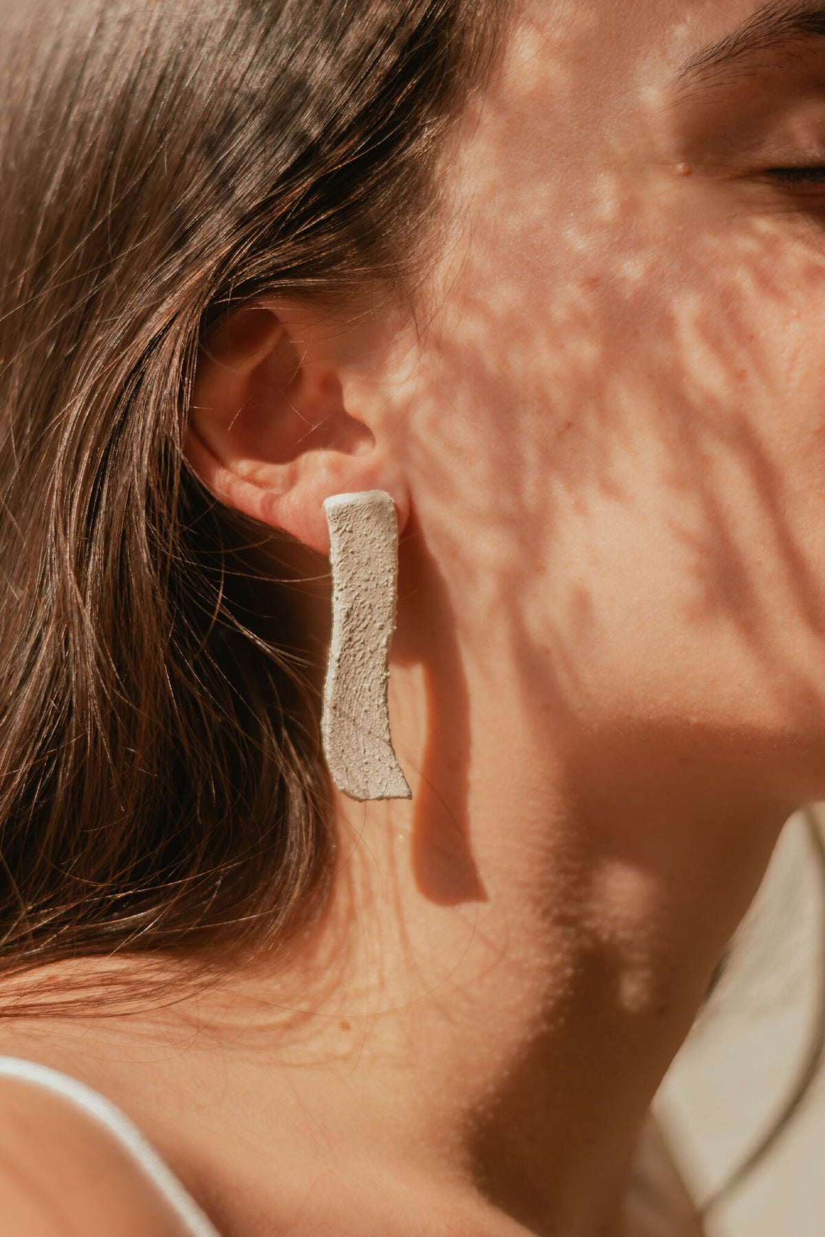 Boucles d’oreilles pendantes en rectangle texturé blanc cassé