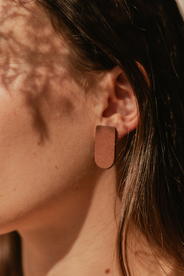 Boucle d’oreille Caroline en terre cuite, forme goutte évasée, fini mat.