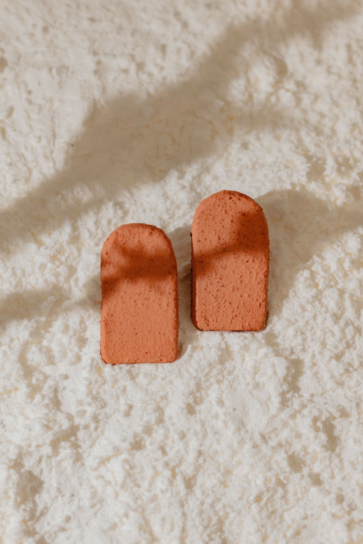 Paire de boucles d’oreilles Caroline terre cuite, demi-gouttes, fini mat.