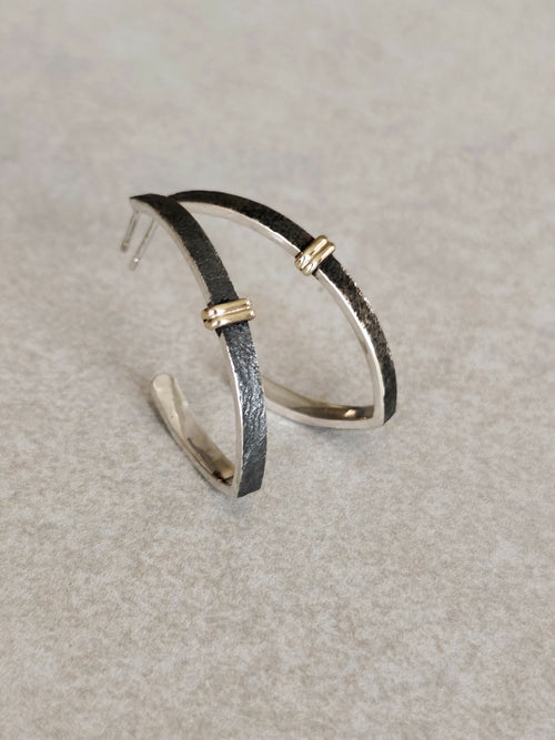 Boucles d’oreilles courbées noires et argentées, fermoirs à tige dorée