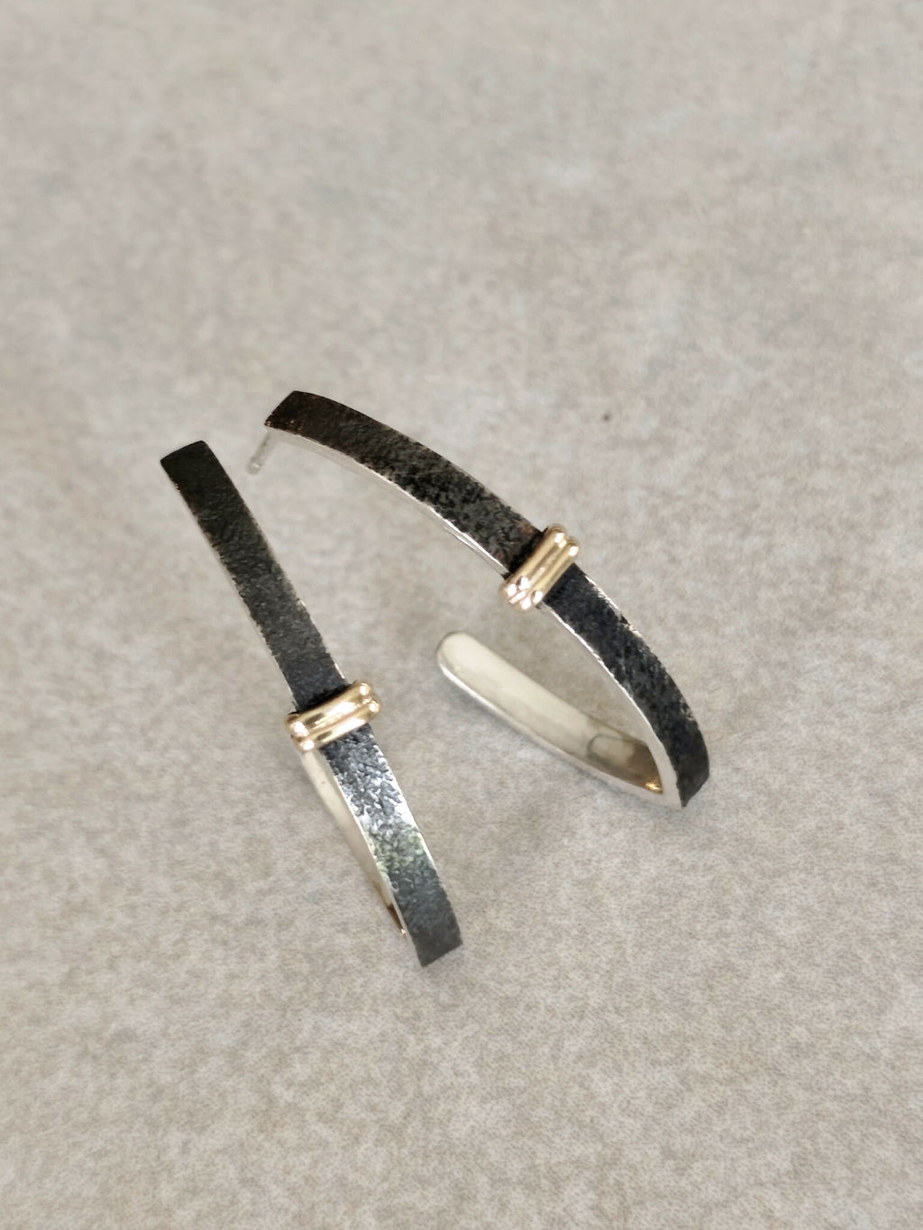 Boucles d’oreilles courbées noires et argentées, attaches dorées verticales