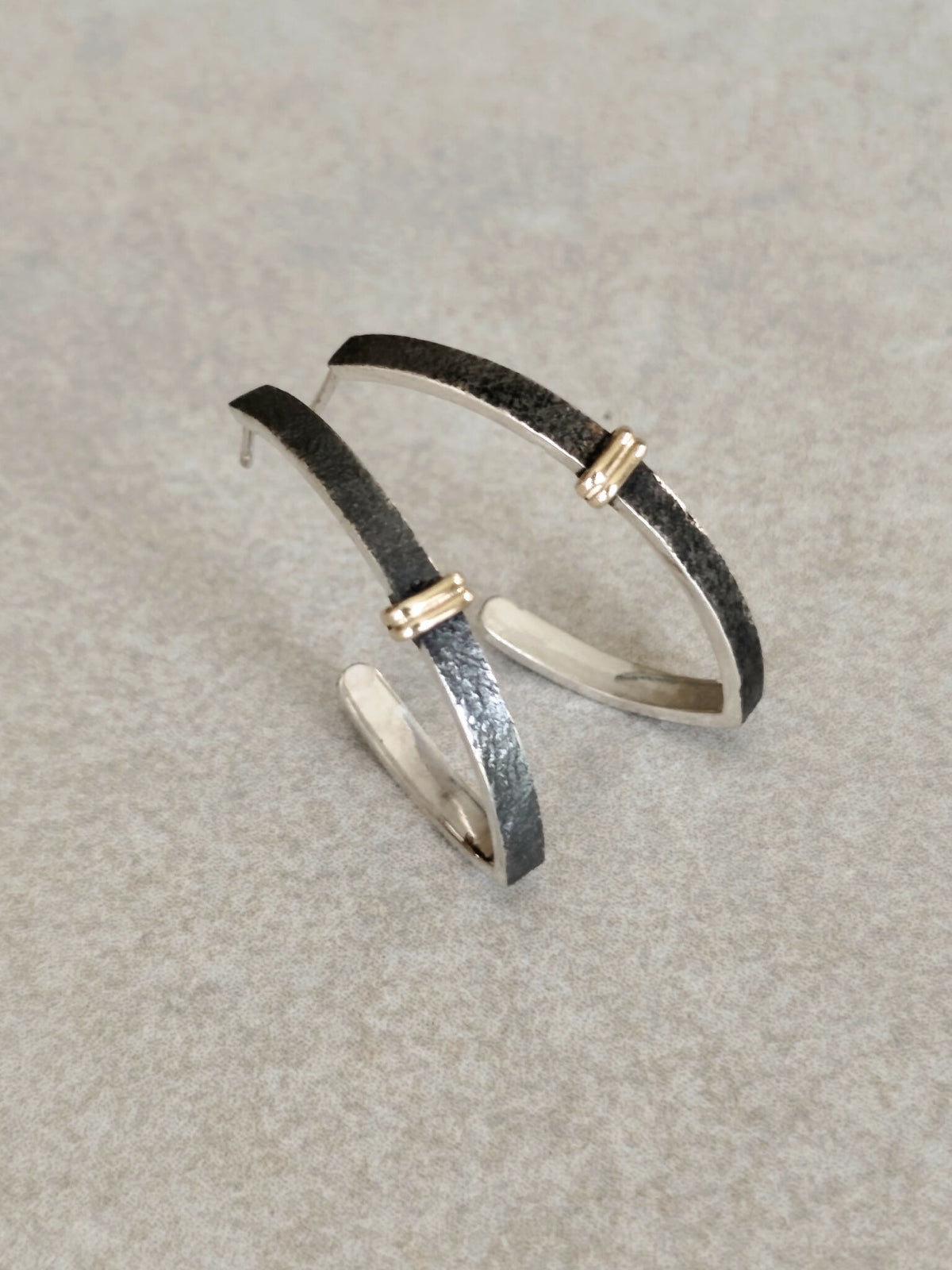 Boucles d’oreilles courbes noires, intérieur argenté, fermoirs dorés