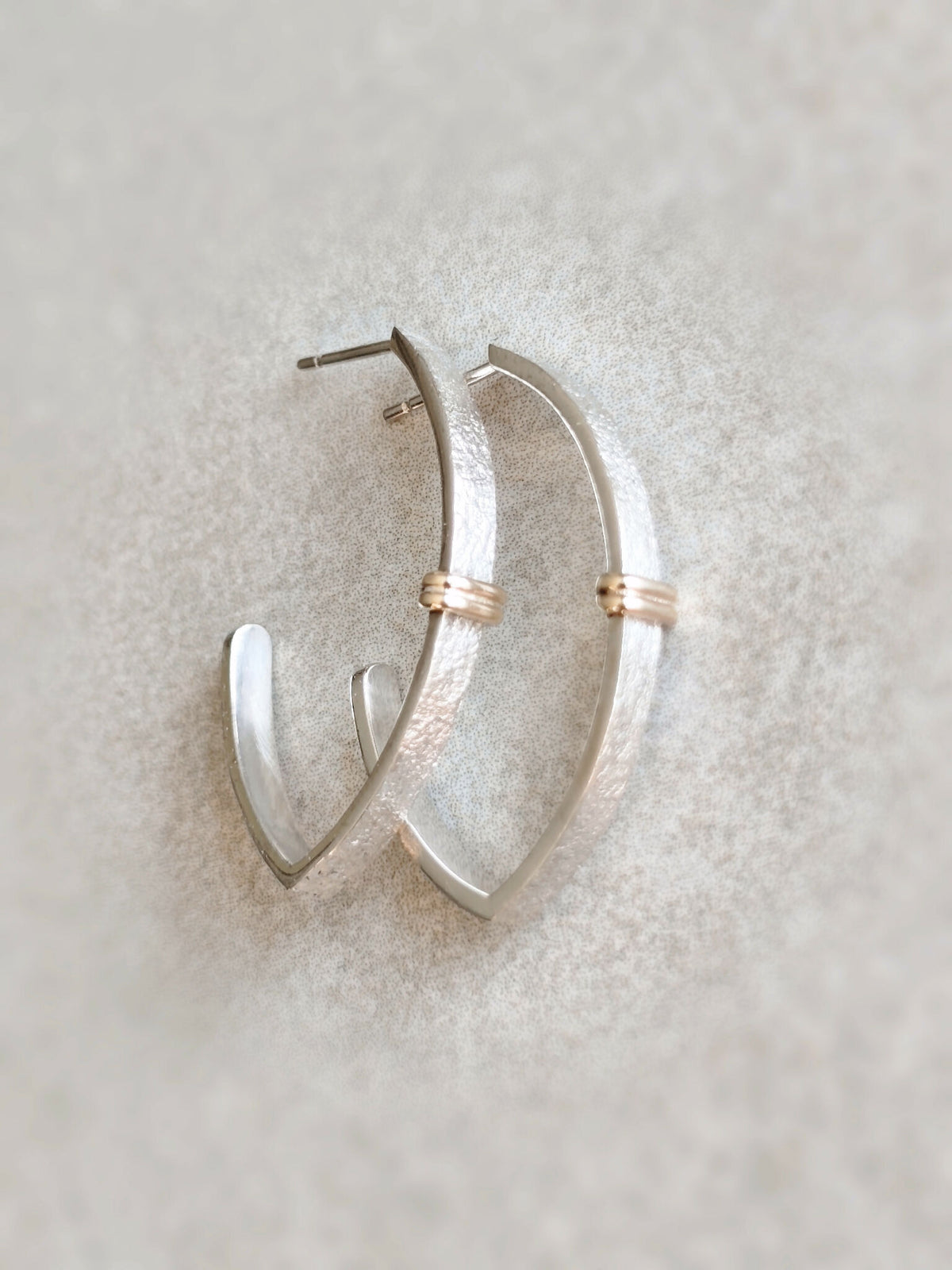 Paire de boucles d’oreilles demi-cercles argentés texturés et attaches dorées
