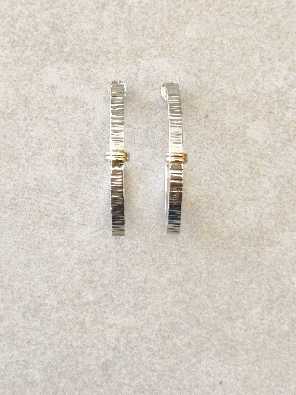 Petites boucles d’oreilles courbées verticales, métal argenté strié et barrette dorée