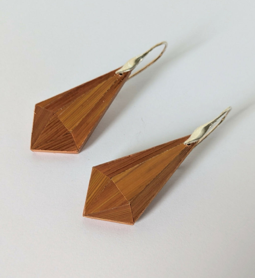 Boucles d’oreilles triangle en bois marron avec effet marqueterie, crochets argent