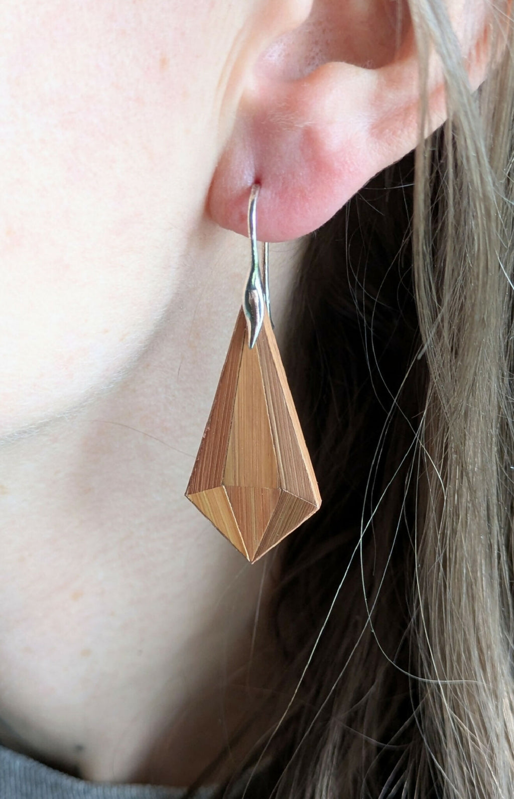 Boucles d’oreilles pendantes triangle en bois marron sur crochets argent