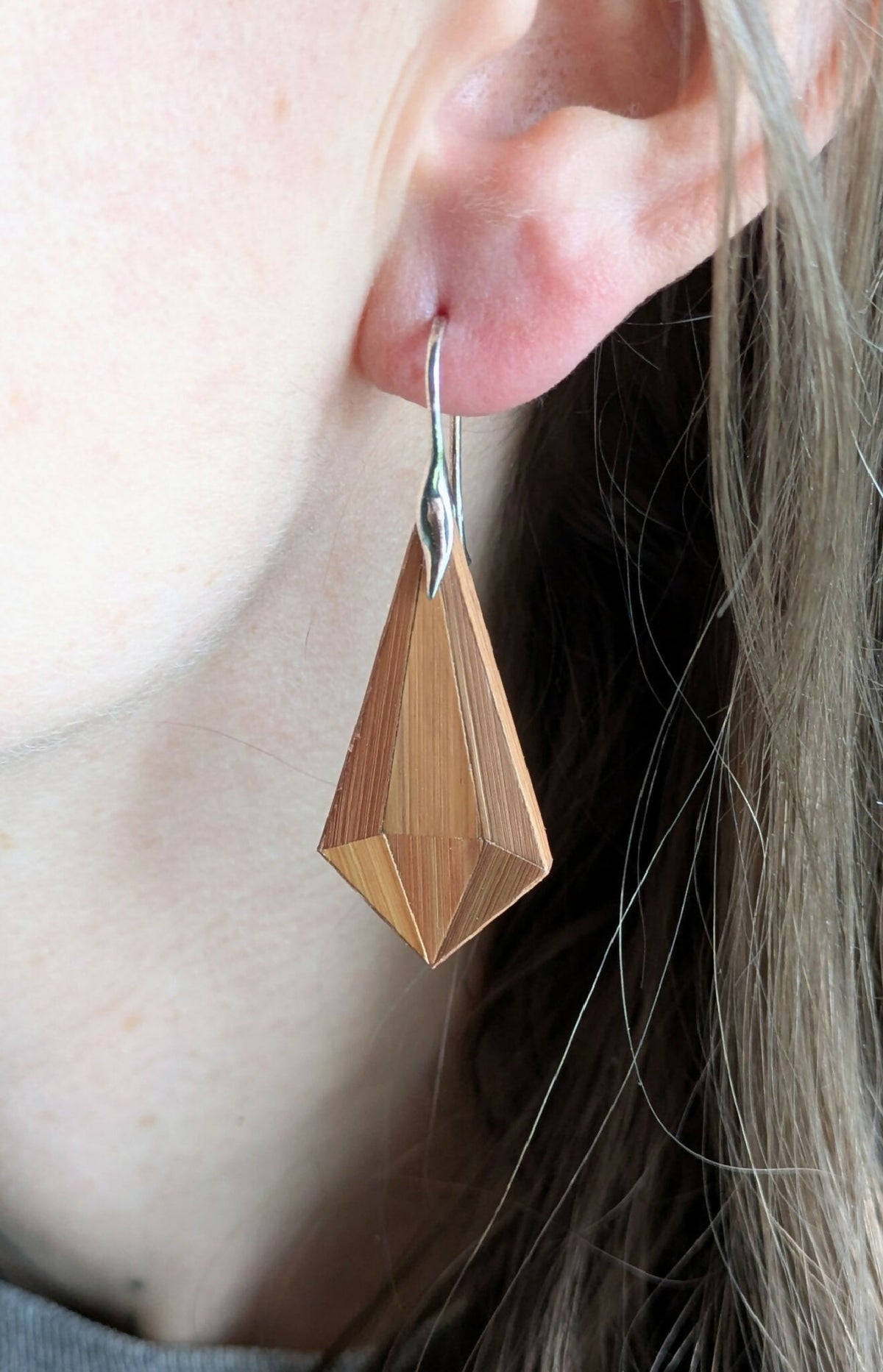 Boucles d’oreilles pendantes triangle en bois marron sur crochets argent