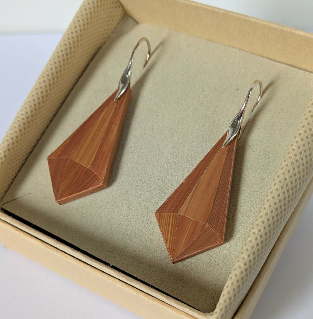 Boucles d’oreilles triangle en bois marron, crochets argent, dans un écrin
