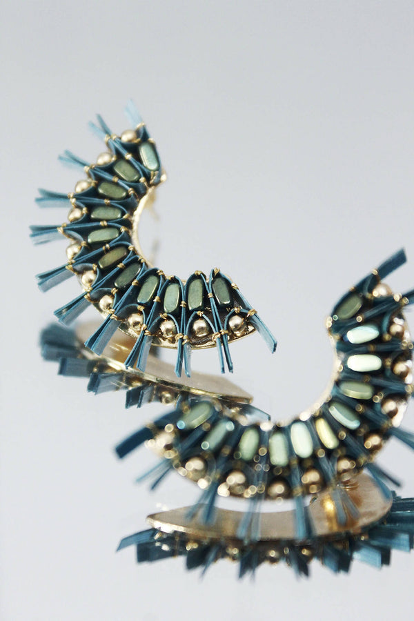 Bracelet manchette oursins bleu et vert, tressé de perles et pointes dorées