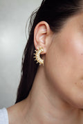 Boucle d’oreille oursin nacré dorée à pointes, éclat nacré