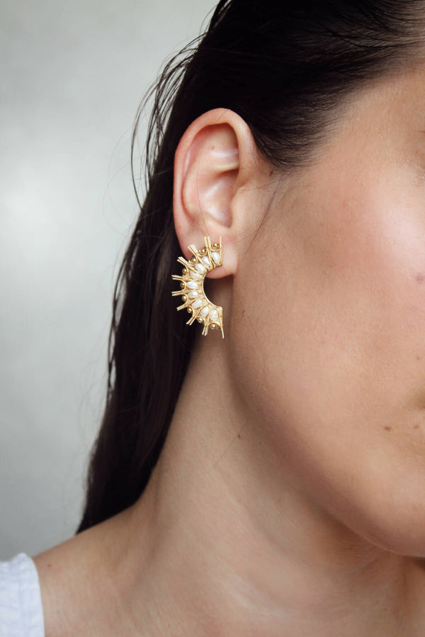 Boucle d’oreille oursin nacré dorée à pointes, éclat nacré