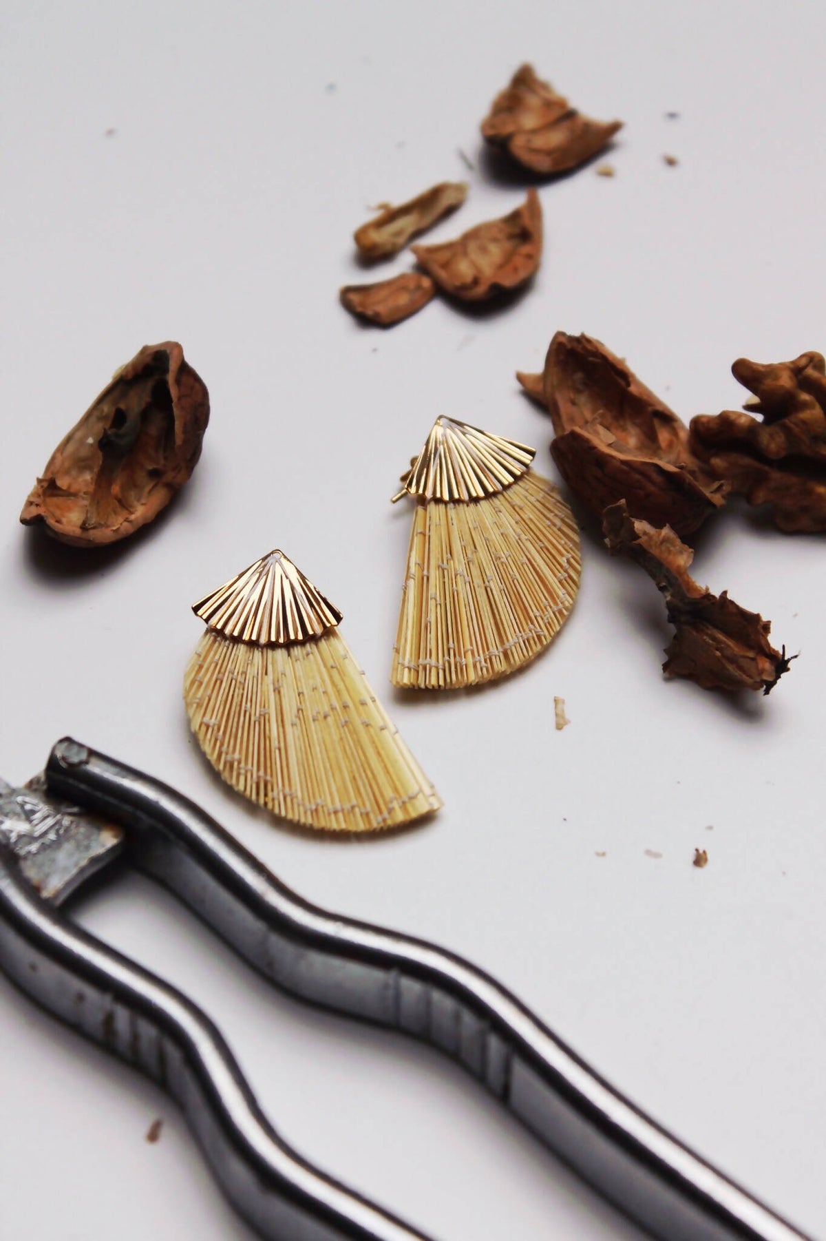Boucles d’oreilles en fibres tressées dorées, forme de palme, pendantes