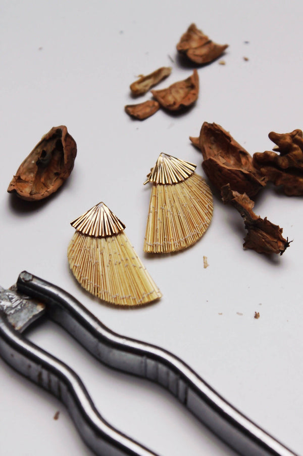 Boucles d’oreilles en fibres tressées dorées, forme de palme, pendantes