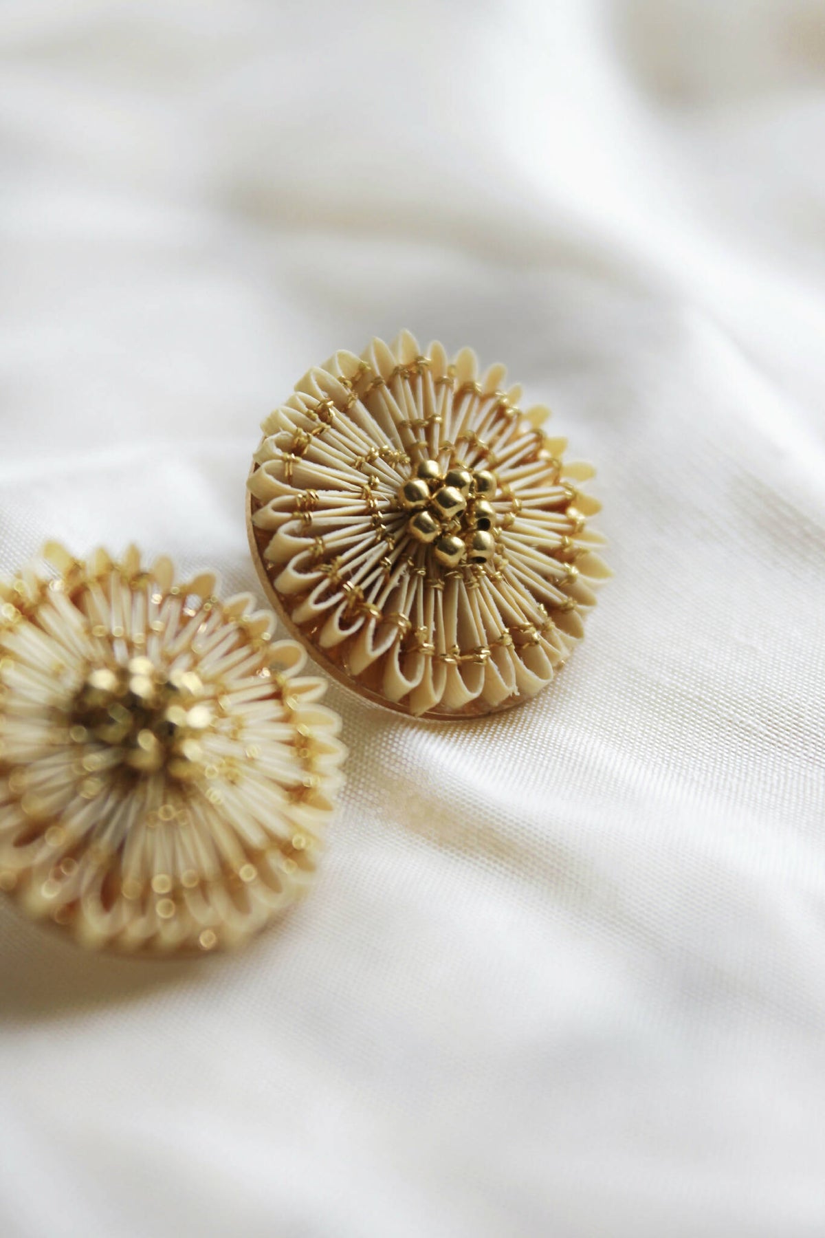 Boucles d’oreilles puces dorées en forme de fleur, motif floral en relief