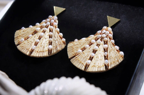 Boucles d’oreilles éventail doré à perles nacrées