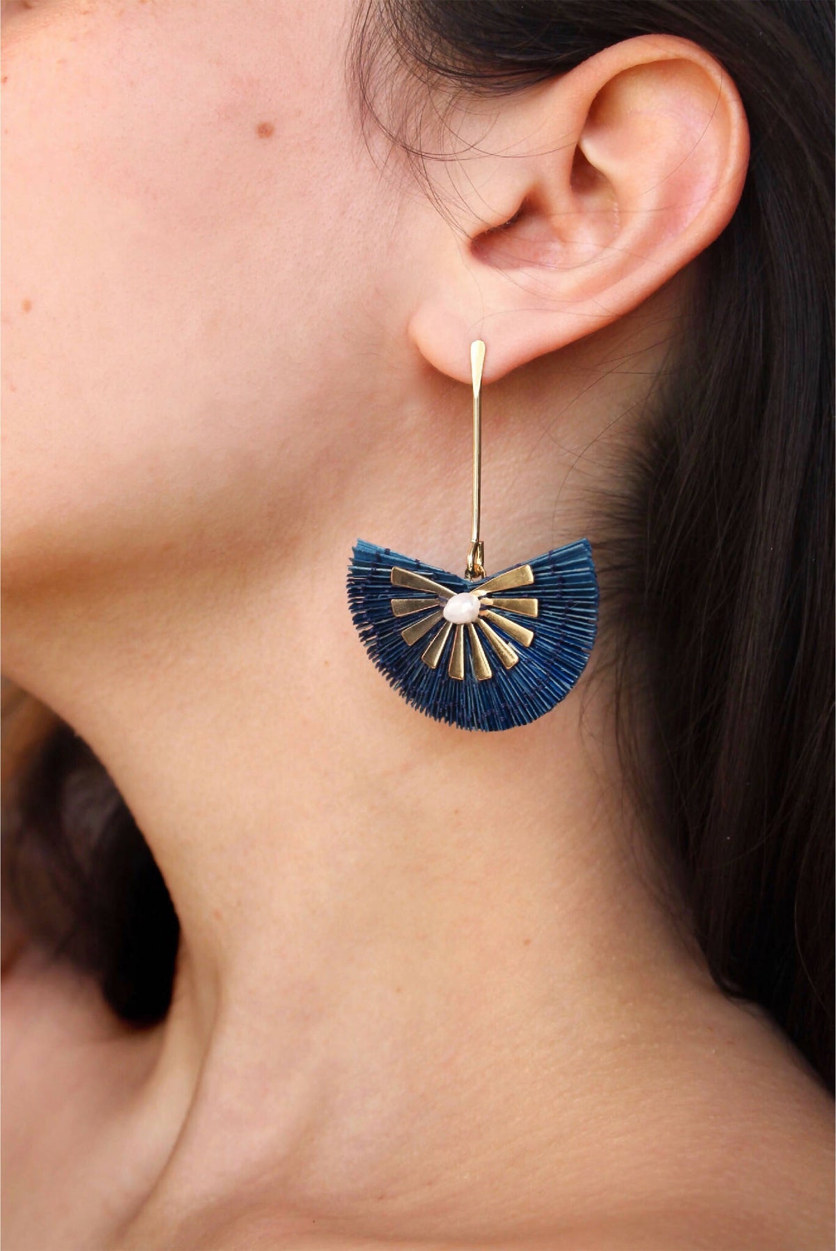 Boucles d’oreilles pendantes dorées à breloque en éventail bleu