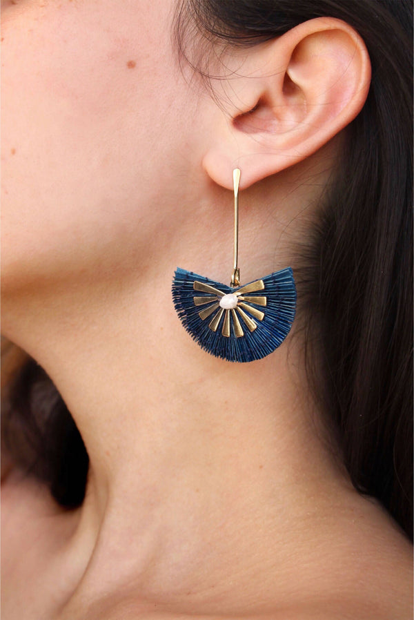 Boucles d’oreilles pendantes dorées à breloque en éventail bleu