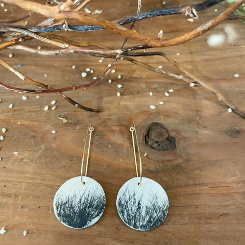 Boucles d’oreilles dormeuses en porcelaine blanches à motif végétal noir, fait main