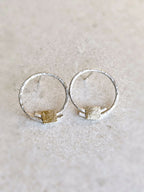 Boucles d’oreilles créoles argentées avec pastilles carrées dorées, vue de face