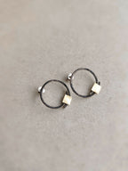 Boucles d’oreilles anneaux argentés, carrés texturés dorés