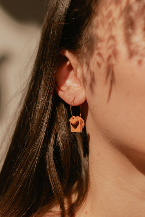 Boucles d’oreilles Farah : créoles dorées avec petit cœur brique