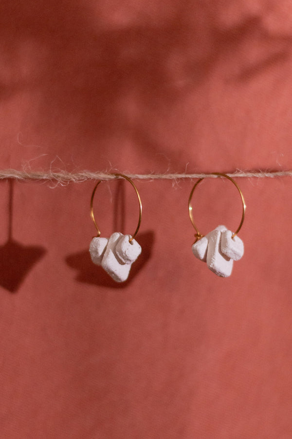 Boucles d’oreilles Farah : créoles dorées avec pendants cœur blanc