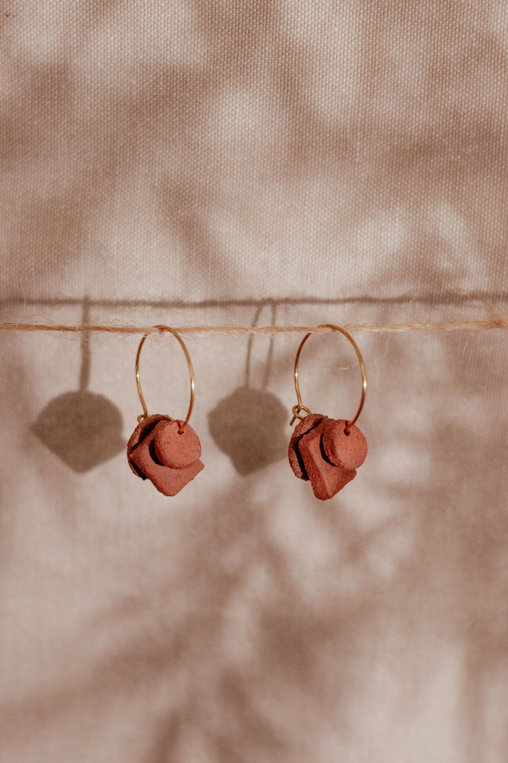 Boucles d’oreilles Farah : créoles dorées et pendants cœur brique