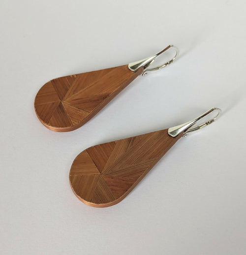 Paires de boucles d’oreilles gouttes cuivrées à marqueterie géométrique, crochets argent.