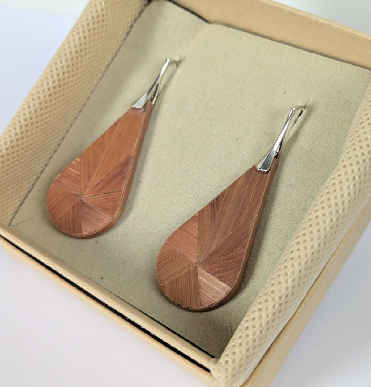 Boucles d’oreilles gouttes en marqueterie bois cuivré, crochets argent, dans un coffret.