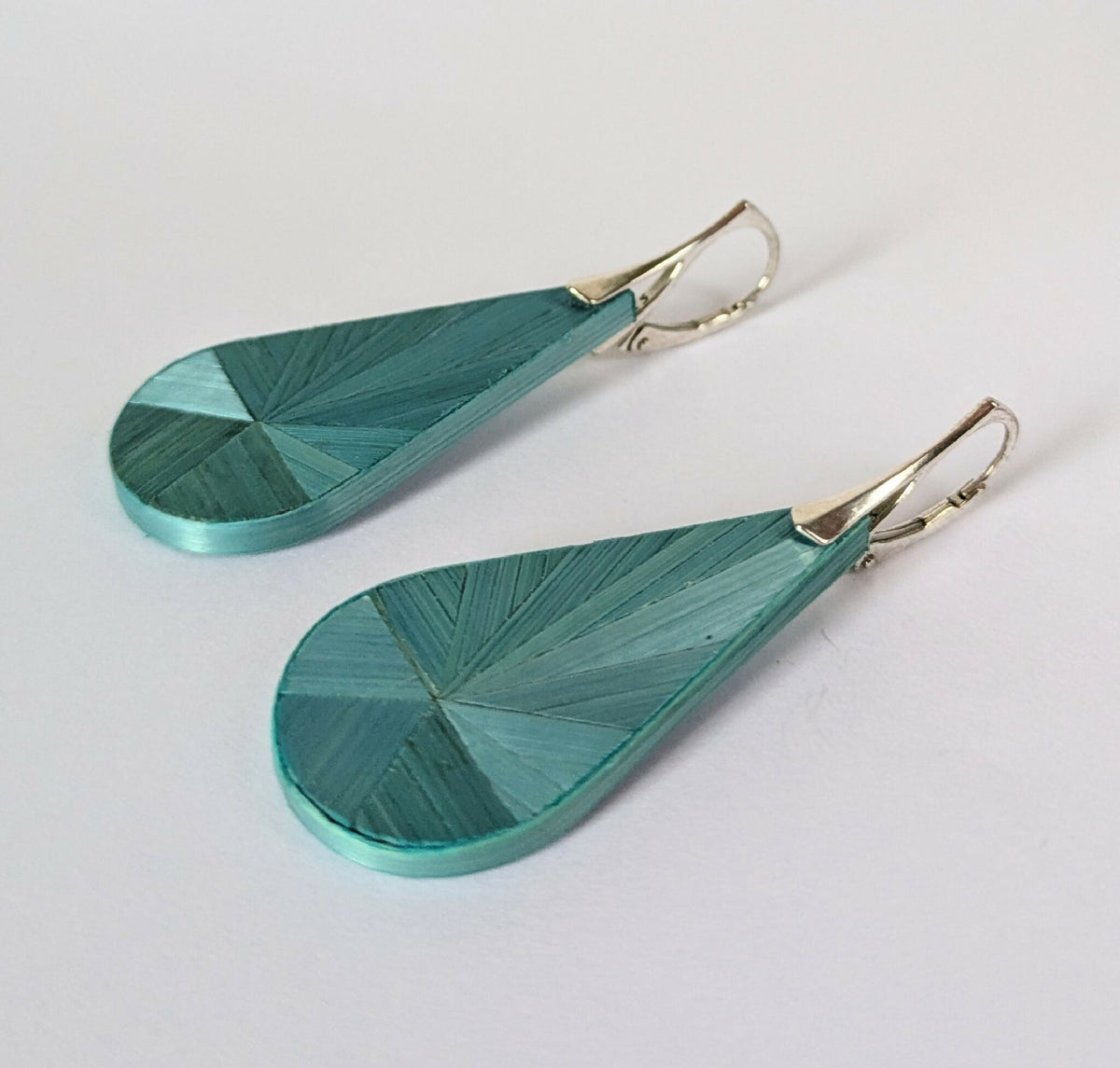 Boucles d’oreilles gouttes turquoise en marqueterie de paille, crochets argent