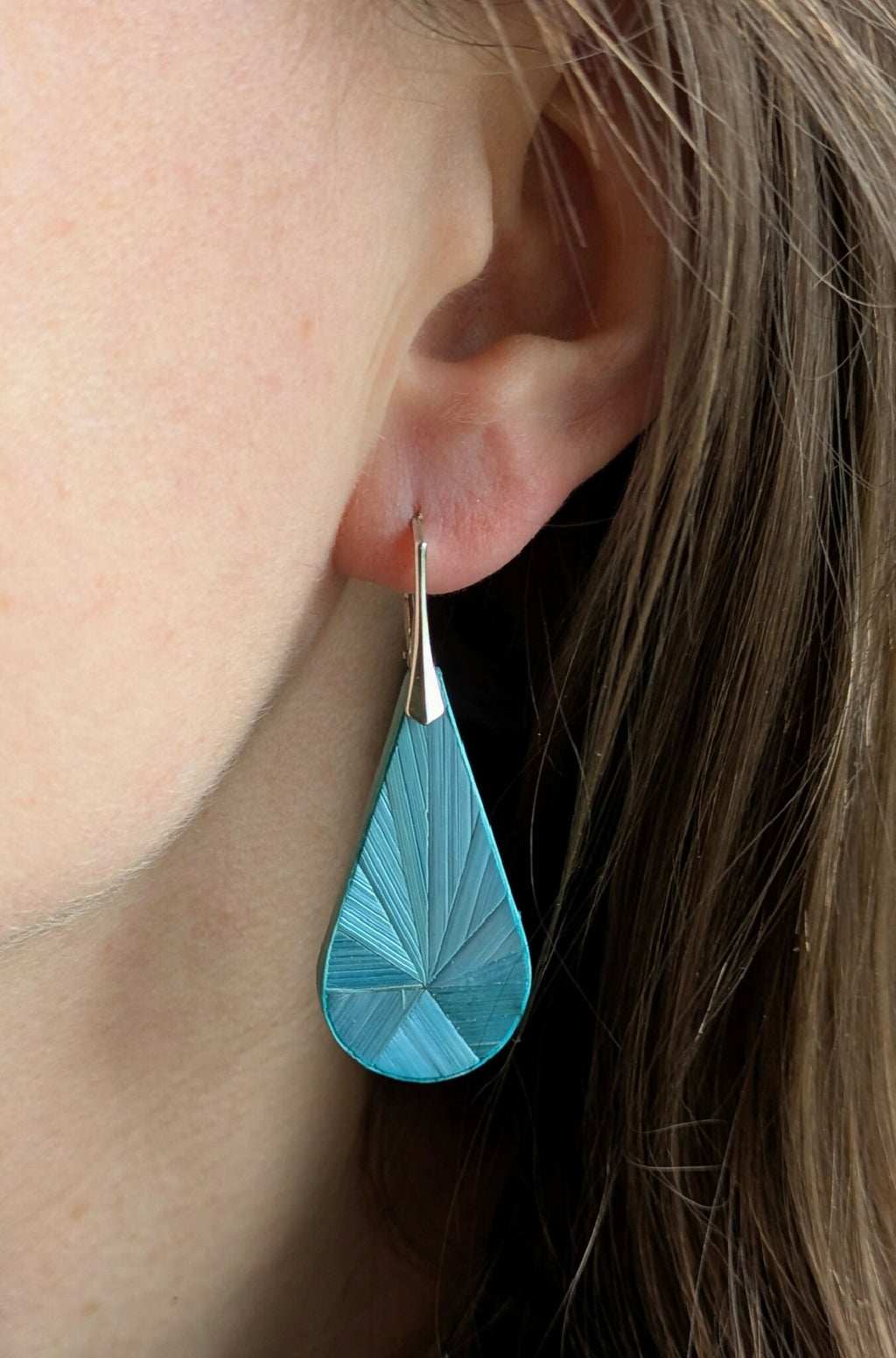 Boucles d’oreilles gouttes turquoise portées, marqueterie de paille, crochets argent