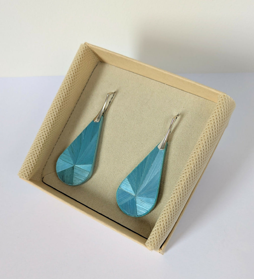 Boucles d’oreilles gouttes turquoise en marqueterie de paille, présentées en coffret