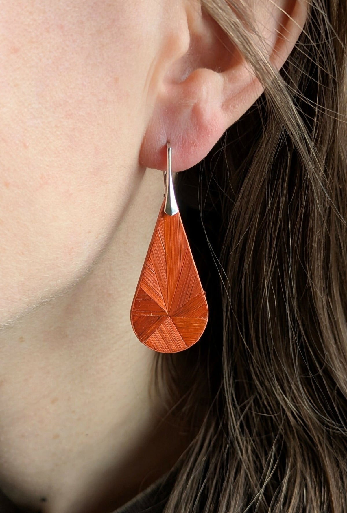 Boucles d’oreilles gouttes orange en marqueterie de paille, crochets argent, portées