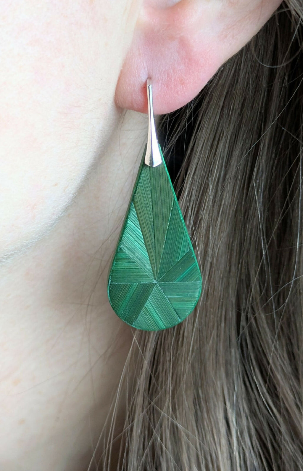 Boucles d’oreilles gouttes vertes en marqueterie de paille, sur crochets argent
