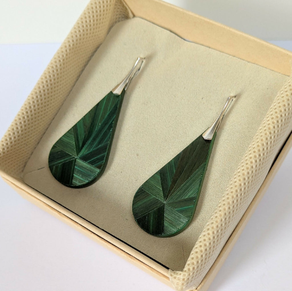 Boucles d’oreilles gouttes vertes en marqueterie de paille, dans un coffret beige