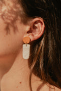 Boucles d’oreilles Mandrine : disques terre cuite et pampilles beige