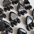Boucles d’oreilles gouttes noires marbrées en lot, anneaux dorés et textures veinées