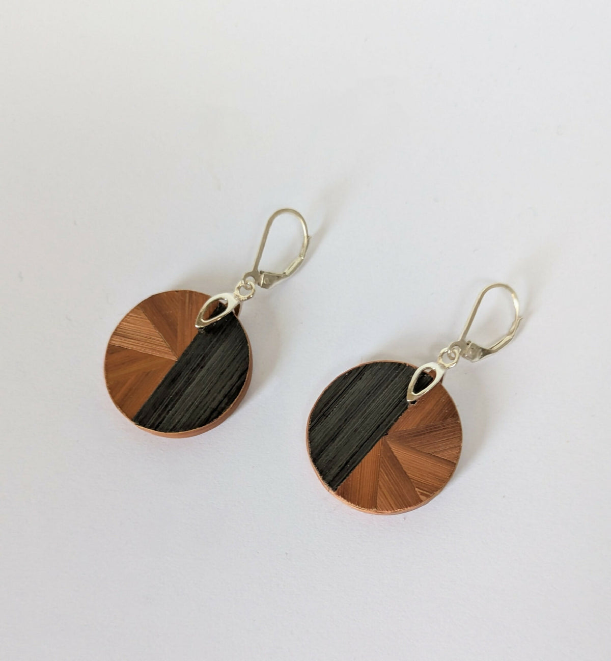 Boucles d’oreilles rondes marqueterie cuivre et gris, crochets argent, vue de face