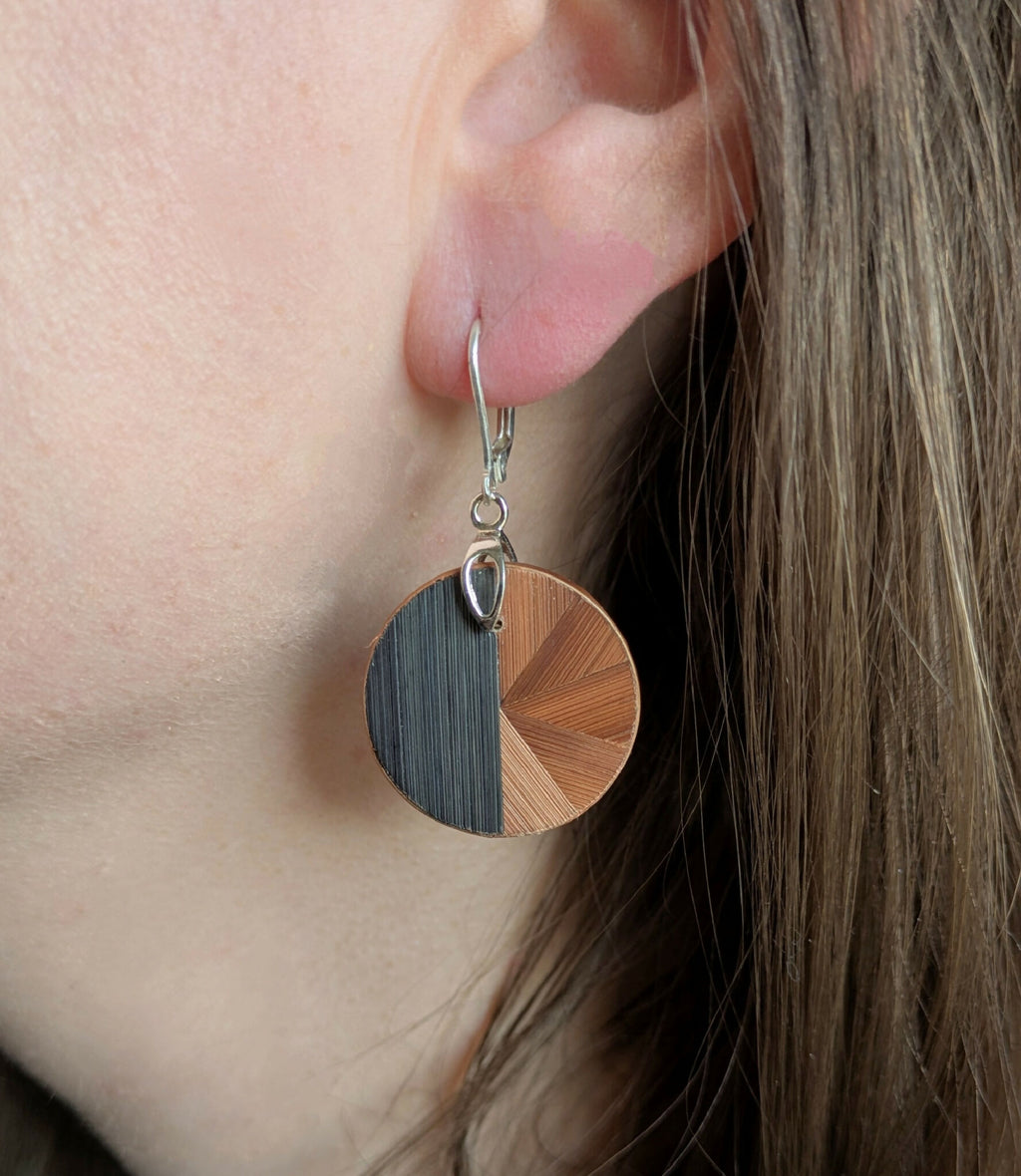 Boucles d’oreilles rondes marqueterie cuivre/gris, crochets argent, gros plan