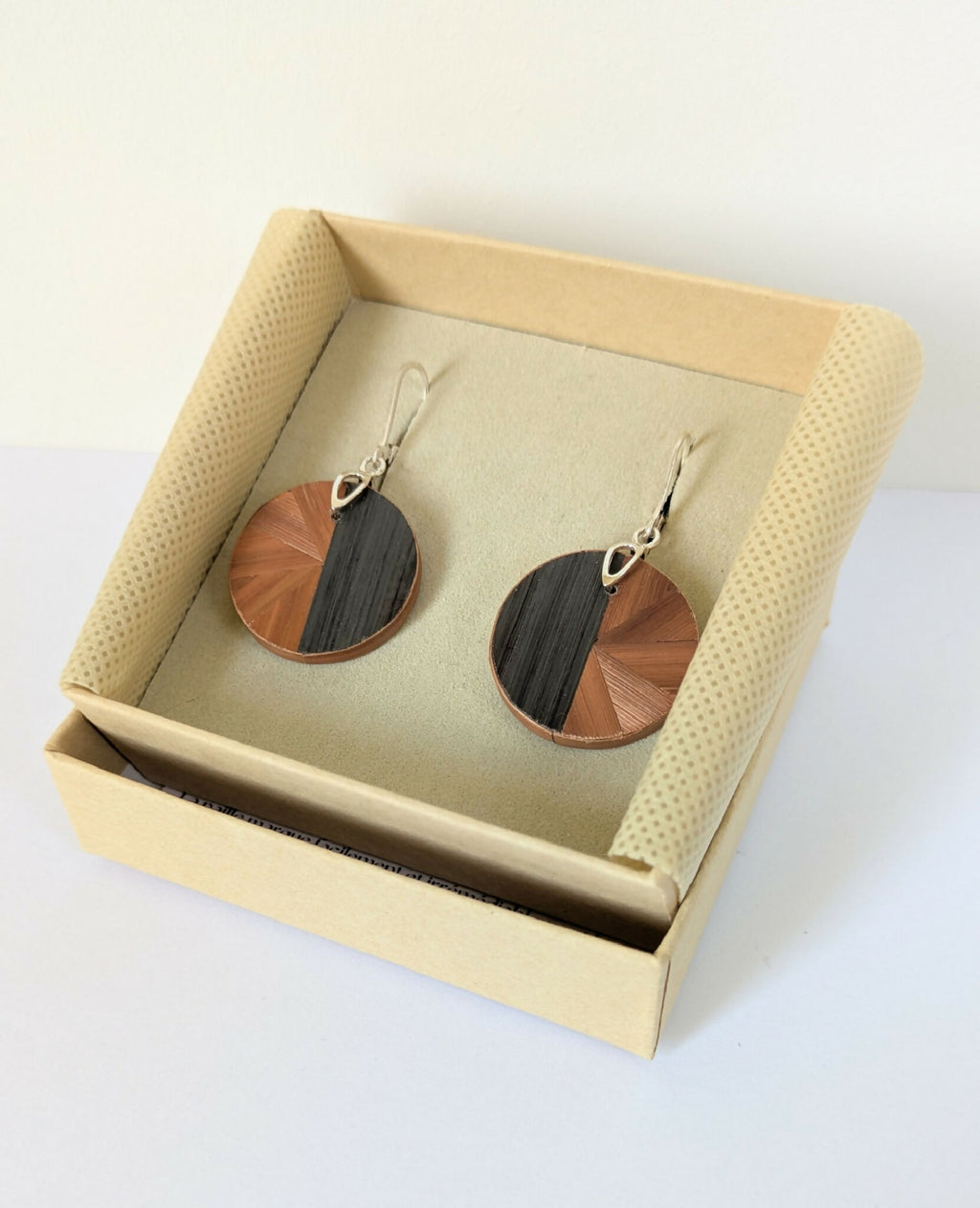 Boucles d’oreilles rondes marqueterie cuivre et gris, crochets argent, coffret beige