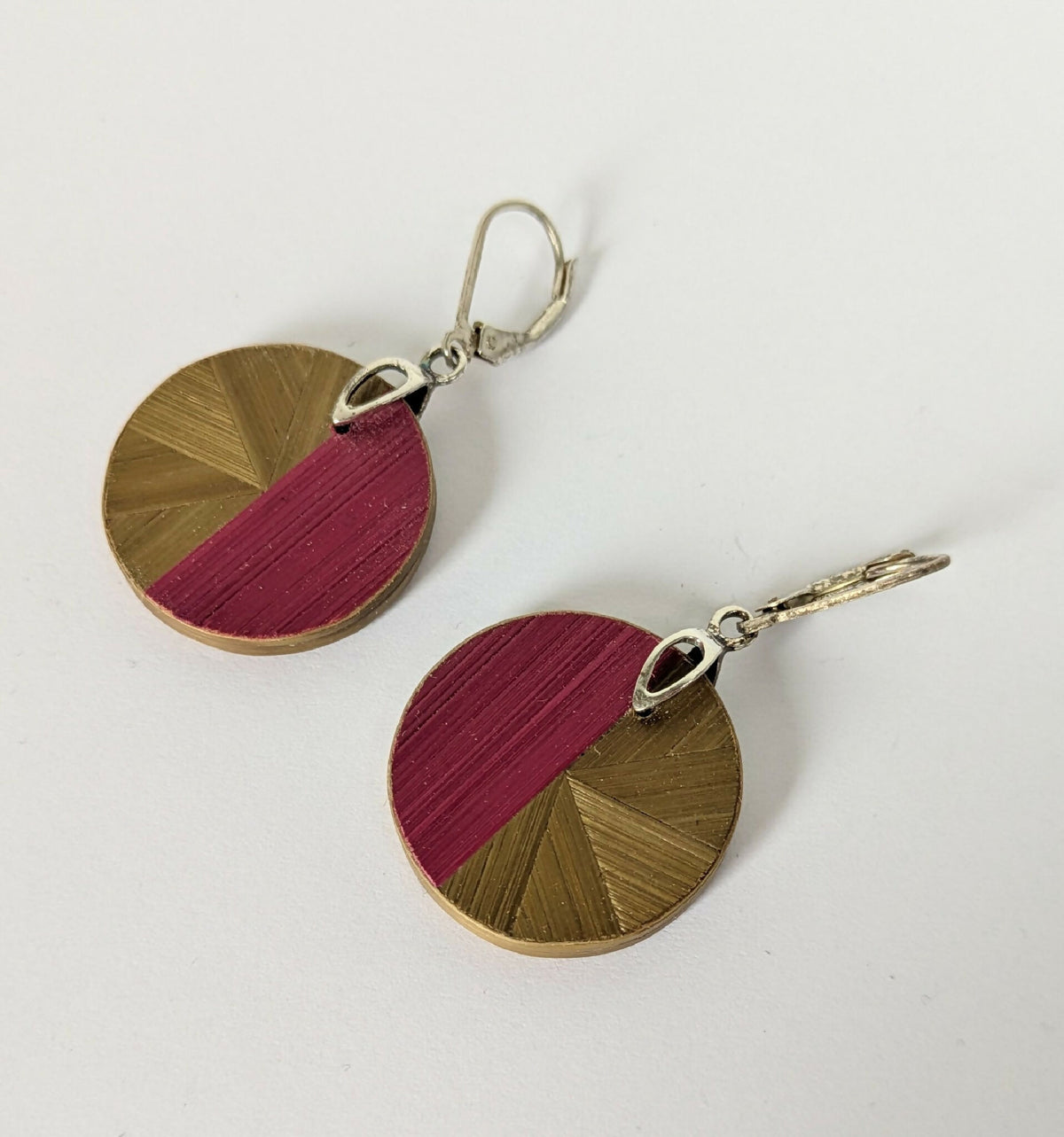 Boucles d’oreilles rondes bordeaux et dorée en paille, crochets argent 925