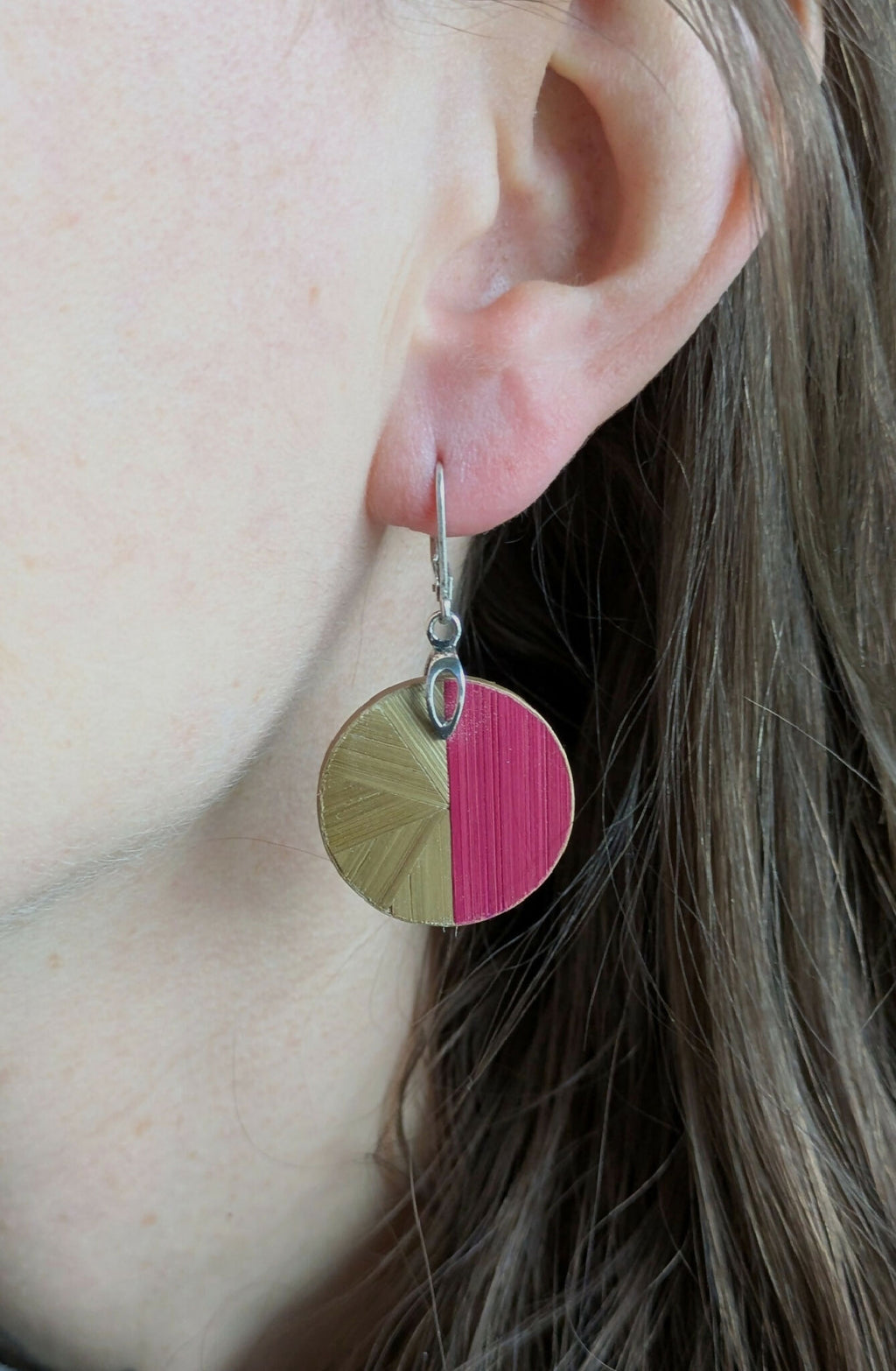 Boucle d’oreille ronde bordeaux et dorée en paille, crochet argent 925 sur oreille