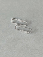 Boucles d’oreilles rectangulaires argentées, double paire superposée et rayée.