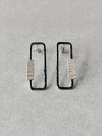Boucles d’oreilles rectangulaires métal argenté, contours foncés et plaque texturée